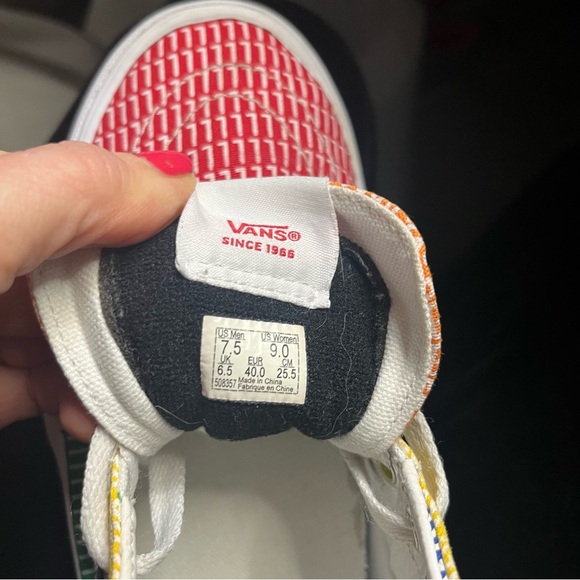 Vans Sk8-Mid Pride Multi color LGBTQ
Men’s SZ 7.5 or women size SZ 9
Collectors - Picture 11 of 11